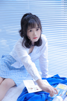 将冰葡萄放在小洞里榨果汁视频